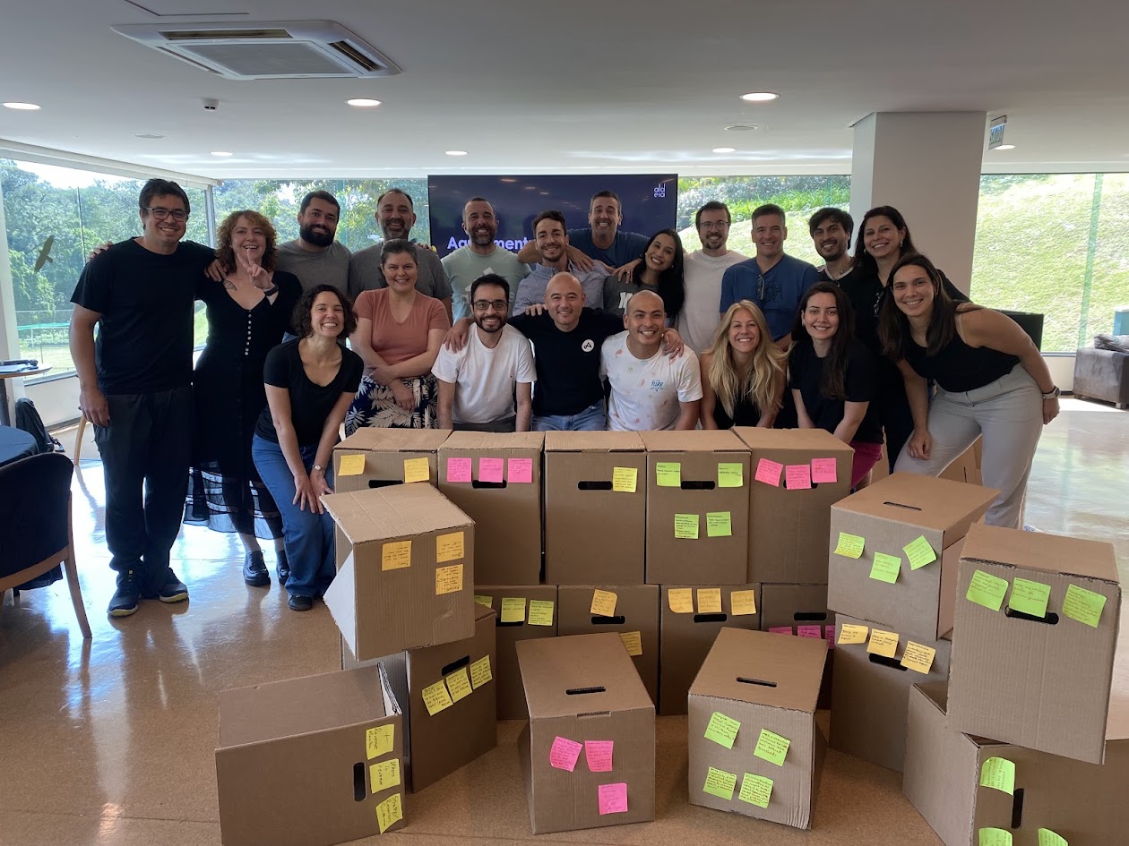 Grupo em dinâmica corporativa facilitada pela Aldeia Incompany
