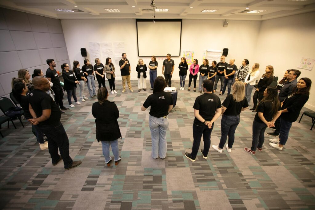 Time participando de atividade de team building corporativo