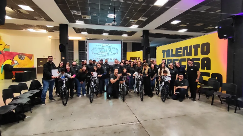 Participantes reunidos com bicicletas na Fábrica de Bikes