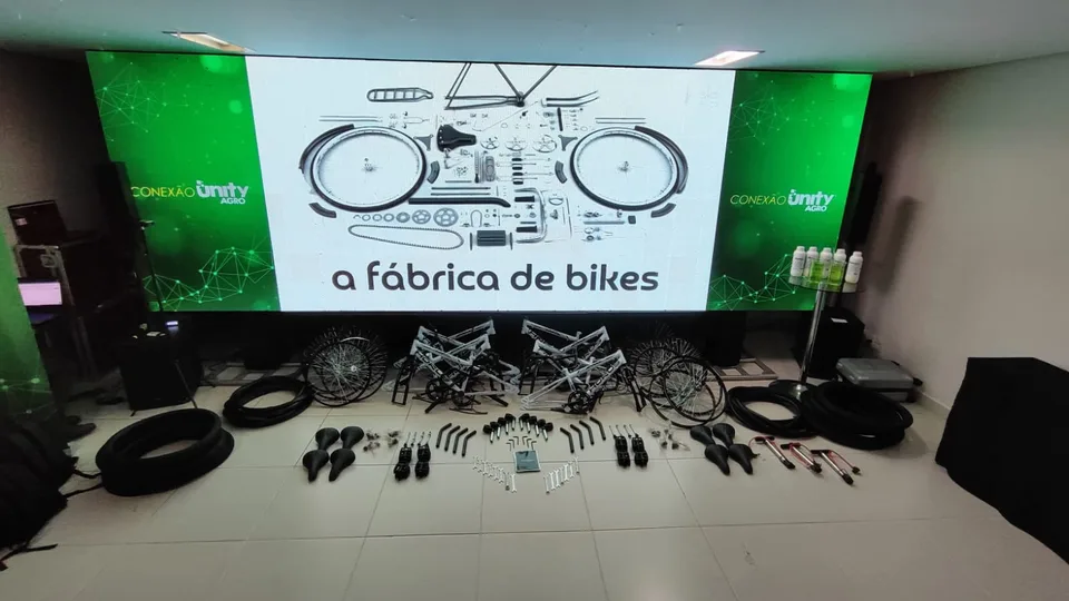 Peças e ferramentas preparadas para a Fábrica de Bikes