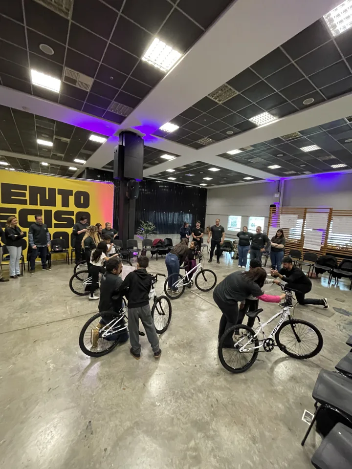 Participantes com bicicletas durante a experiência Fábrica de Bikes