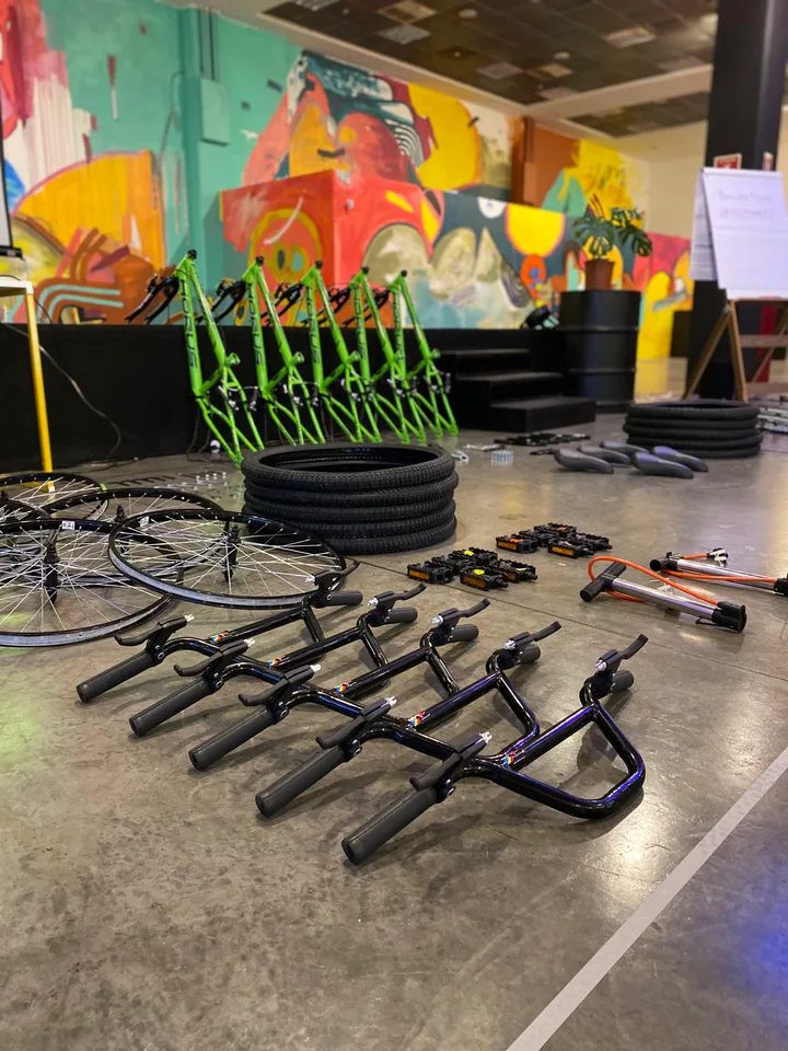 Estruturas e pneus organizados para a montagem de bicicletas