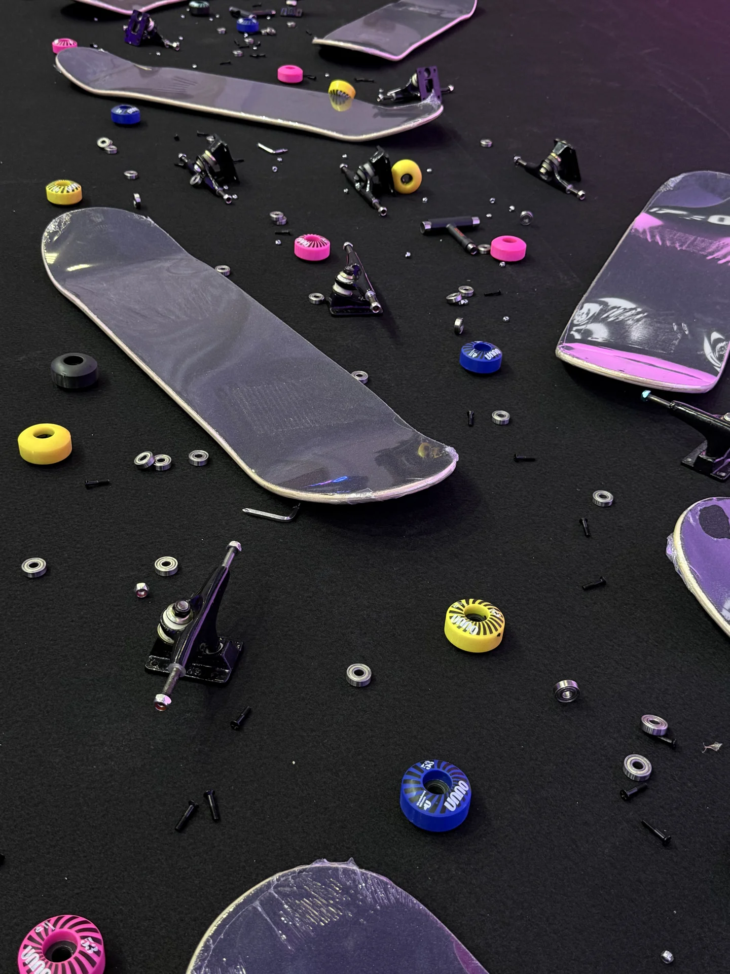 Skates, rodas e peças preparados para a montagem