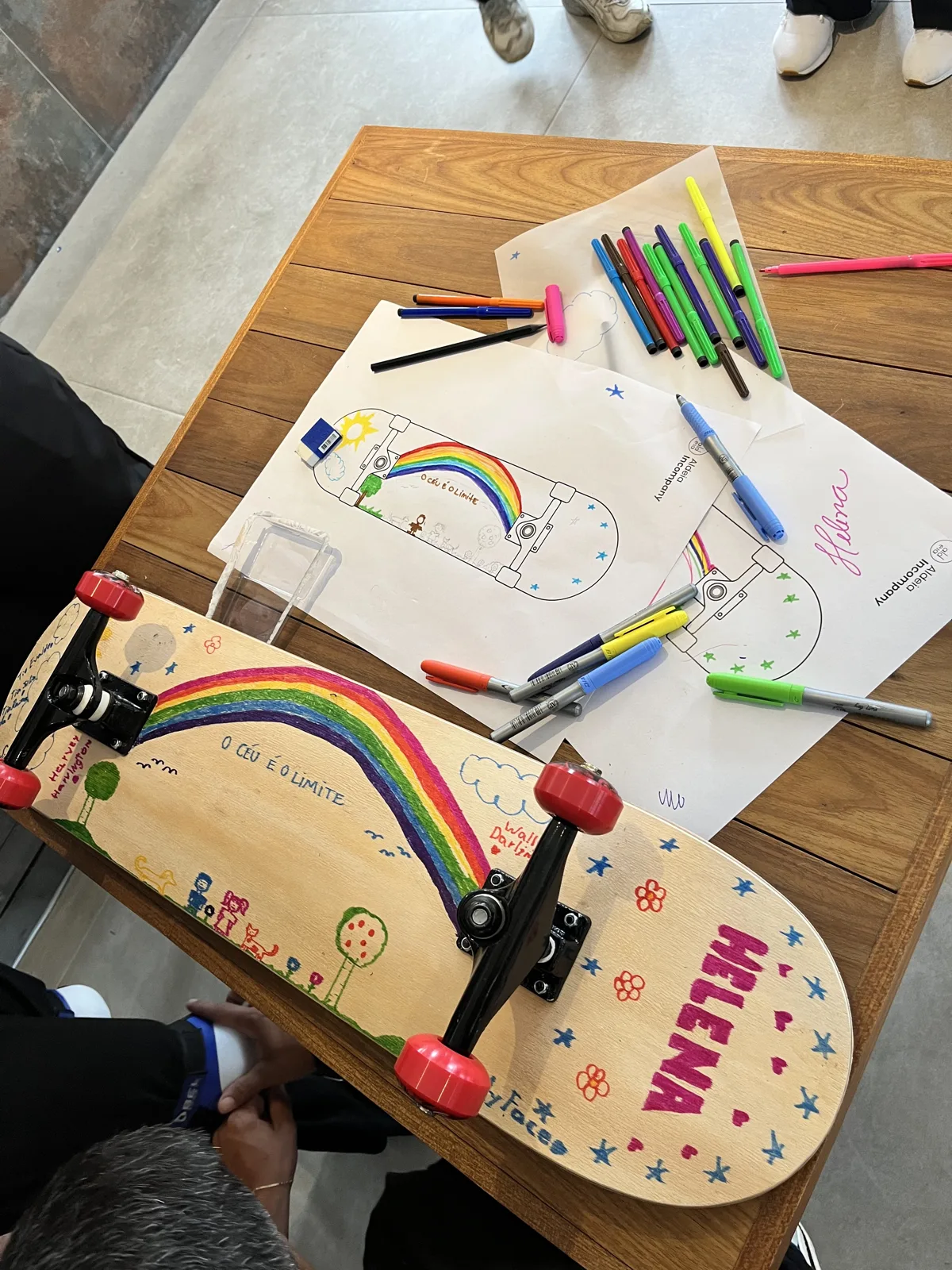 Skate customizado com desenhos e mensagens