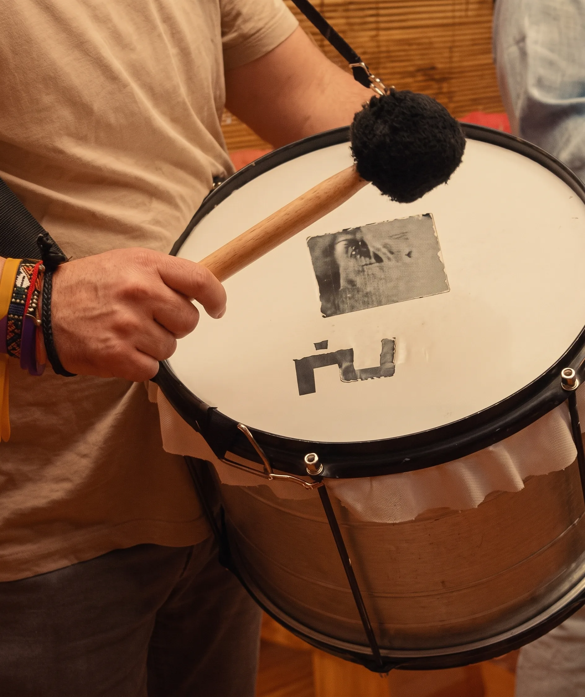 Participante tocando tambor durante o Team Music