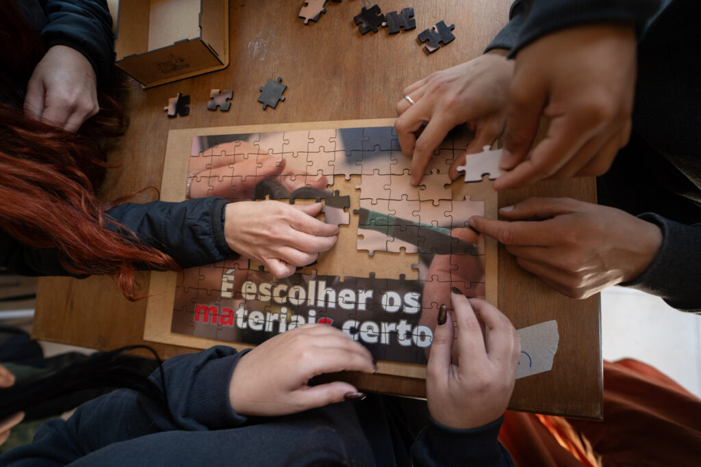 Colaboradores finalizando quebra-cabeça com mensagem inspiradora, simbolizando o sucesso da colaboração no ambiente de trabalho