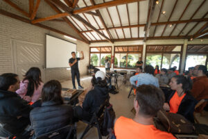 Facilitador conduzindo dinâmica com colaboradores da JR Adamver durante atividade de team building focada em colaboração no ambiente de trabalho