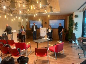 Profissionais apresentando ideias em um workshop de Experiências de Team Building, alinhando visão e fortalecendo a colaboração da equipe