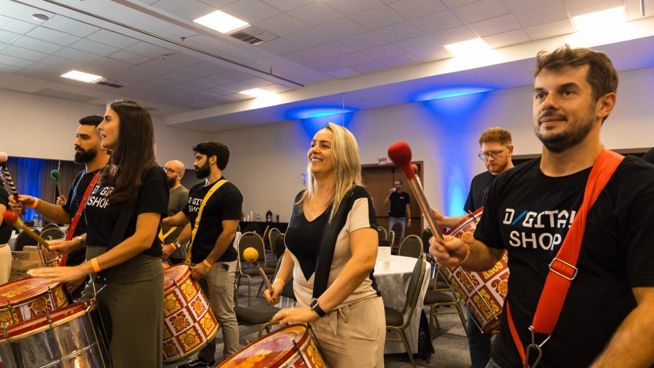 Participantes do Team Building Music, tocando instrumentos musicais em uma dinâmica de trabalho em equipe